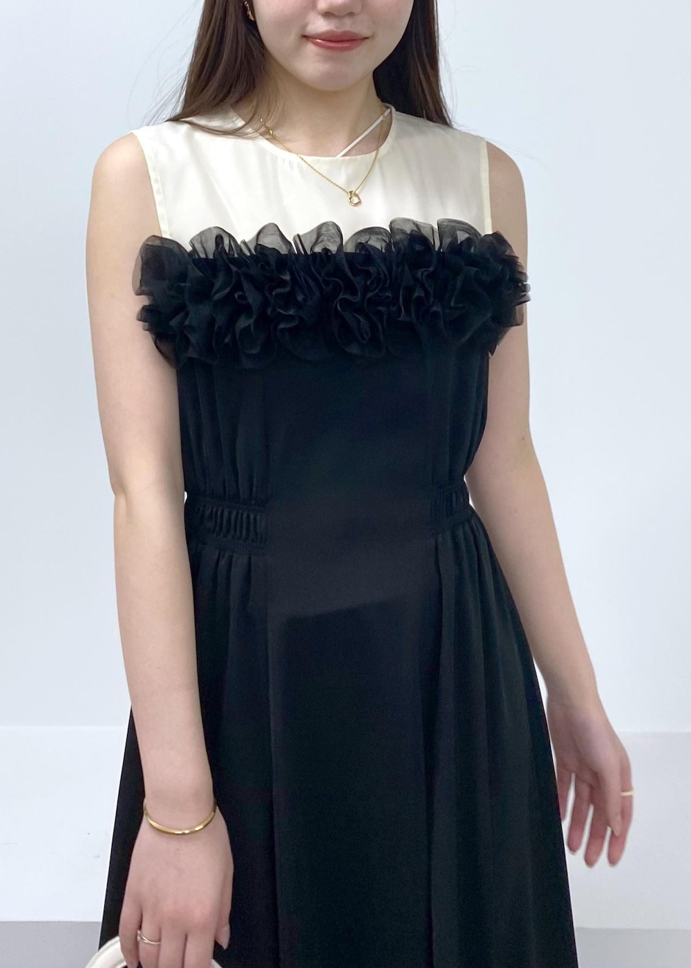 「ドレス、身長158cm、骨格ウェーブ、春コーデ、夏コーデ、セレモニーコーデ、結婚式コーデ、デートコーデ、ヘルシーコーデ、フェミニンコーデ、VIS、ウェーブ、ブルべ夏、乾燥、ワンピース」｜「VISの【2WAY】変形ひねりキルティングミニショルダーバッグ（ショルダーバッグ、ホワイト系）」を使った、minary1005さん（レディース・158cm）の春コーディネートの5枚目の写真