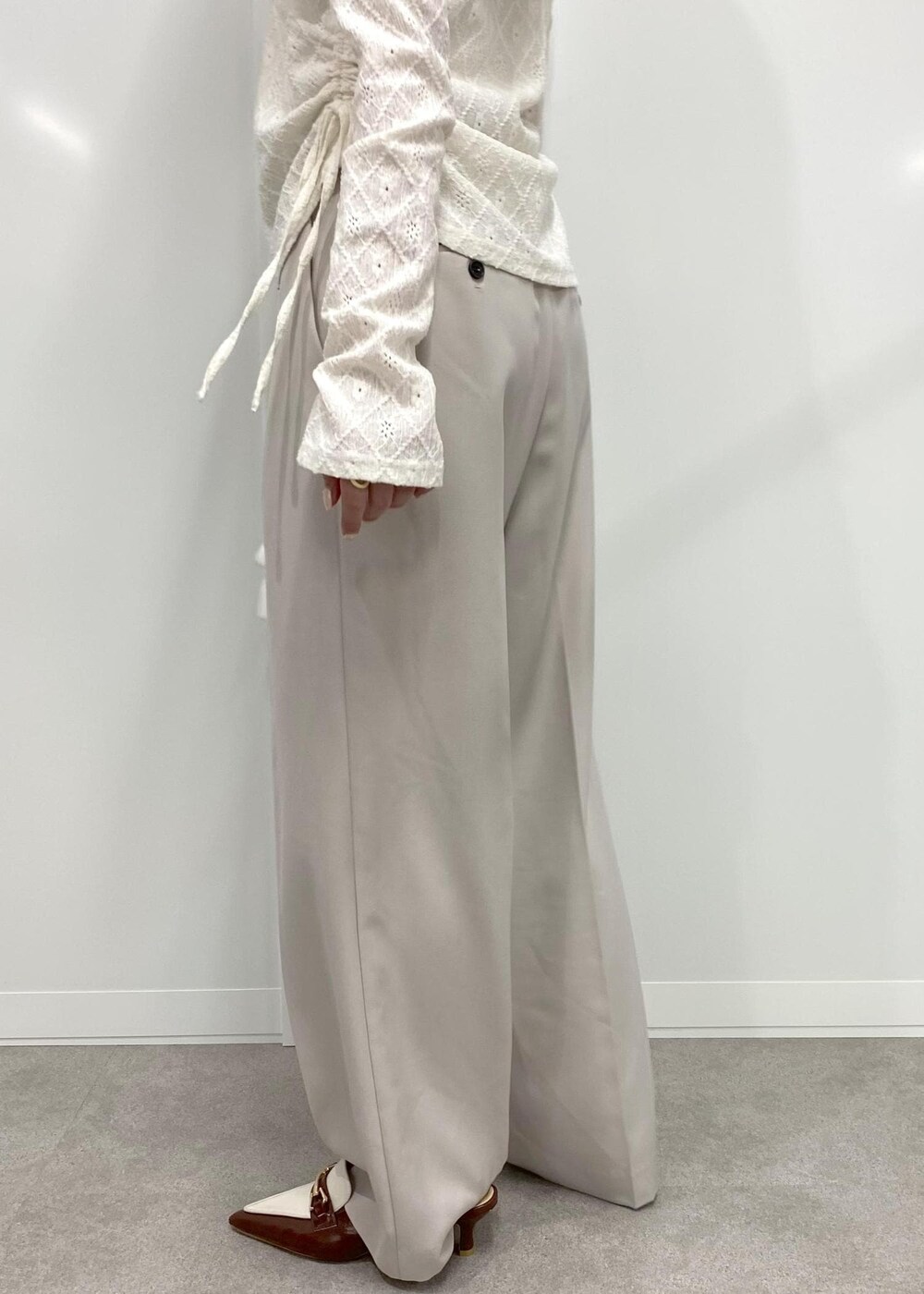 ブラウン系のパンプス、ホワイト系のキャミソール、ホワイト系のカーディガン/ボレロを着用したレディースの冬コーディネートの4枚目の写真