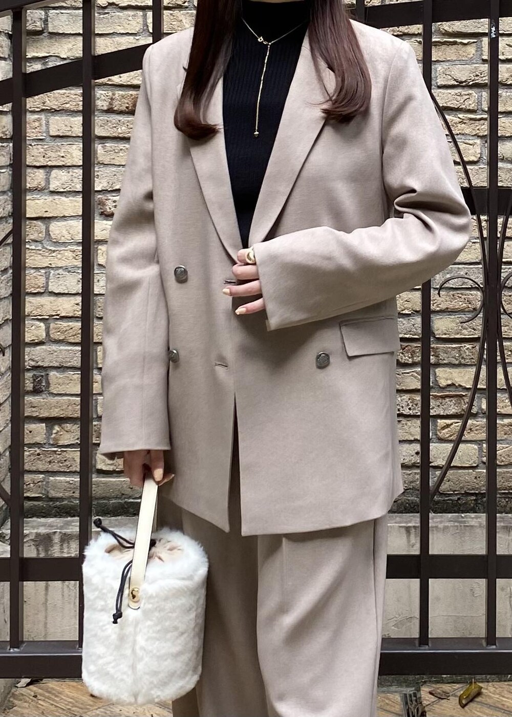 ブラック系のサンダル、ホワイト系のショルダーバッグ、ブラック系のニット/セーターを着用したレディースの秋コーディネートの4枚目の写真