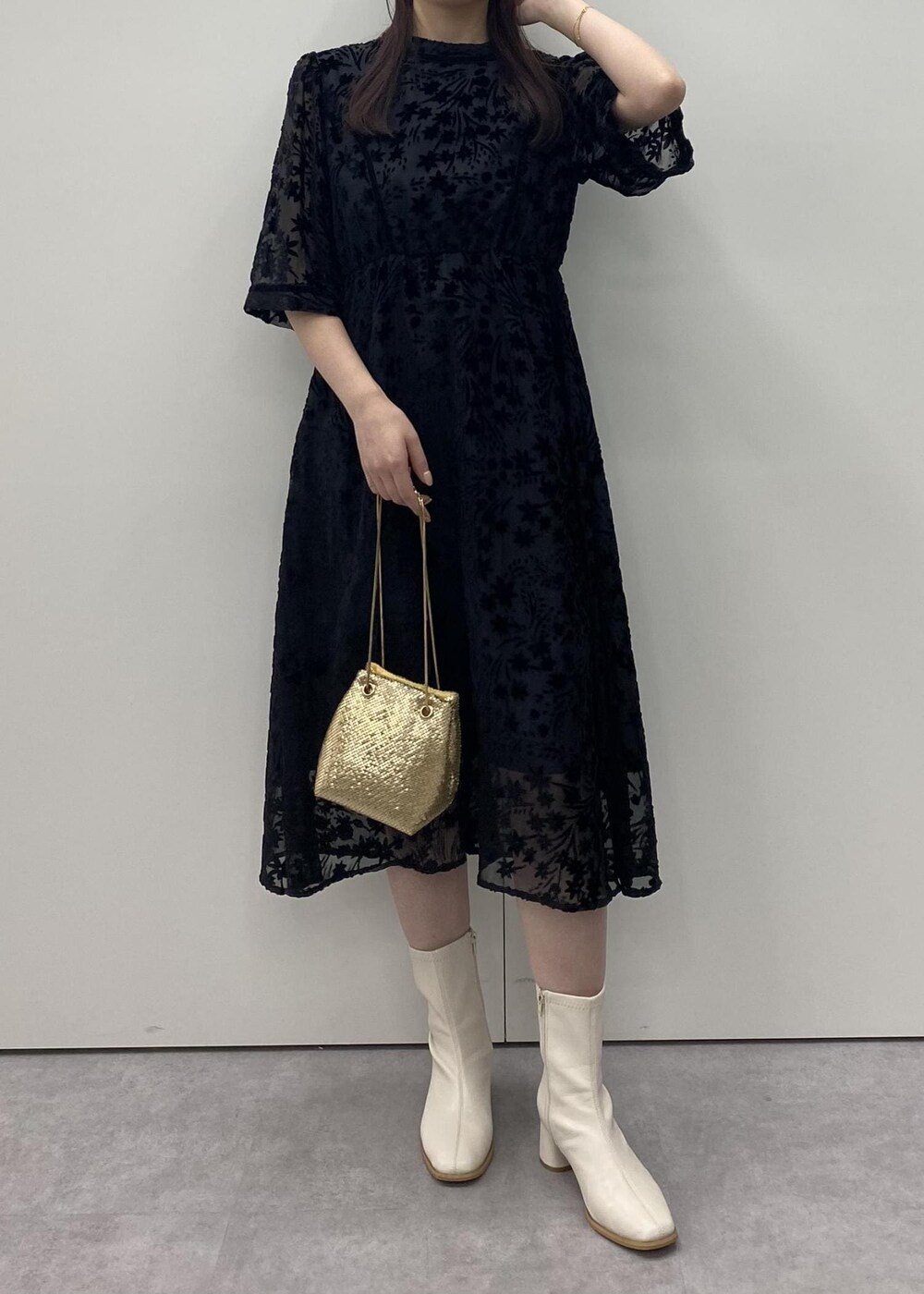 「初春コーデ、春コーデ、初秋コーデ、秋コーデ、セレモニーコーデ、結婚式コーデ、卒業式コーデ、デートコーデ、お出かけコーデ、女子会コーデ、フェミニンコーデ、きれいめコーデ、VIS、ウェーブ、ブルべ夏」｜「VISのメタルメッシュ巾着ショルダーバッグ（ショルダーバッグ、ゴールド系）」を使った、minary1005さん（レディース・158cm）の秋コーディネートの3枚目の写真