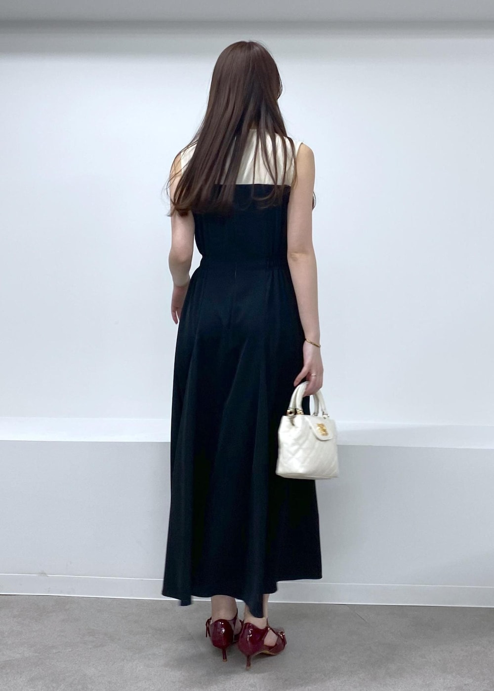 「ドレス、身長158cm、骨格ウェーブ、春コーデ、夏コーデ、セレモニーコーデ、結婚式コーデ、デートコーデ、ヘルシーコーデ、フェミニンコーデ、VIS、ウェーブ、ブルべ夏、乾燥、ワンピース」｜「VISの【2WAY】変形ひねりキルティングミニショルダーバッグ（ショルダーバッグ、ホワイト系）」を使った、minary1005さん（レディース・158cm）の春コーディネートの4枚目の写真