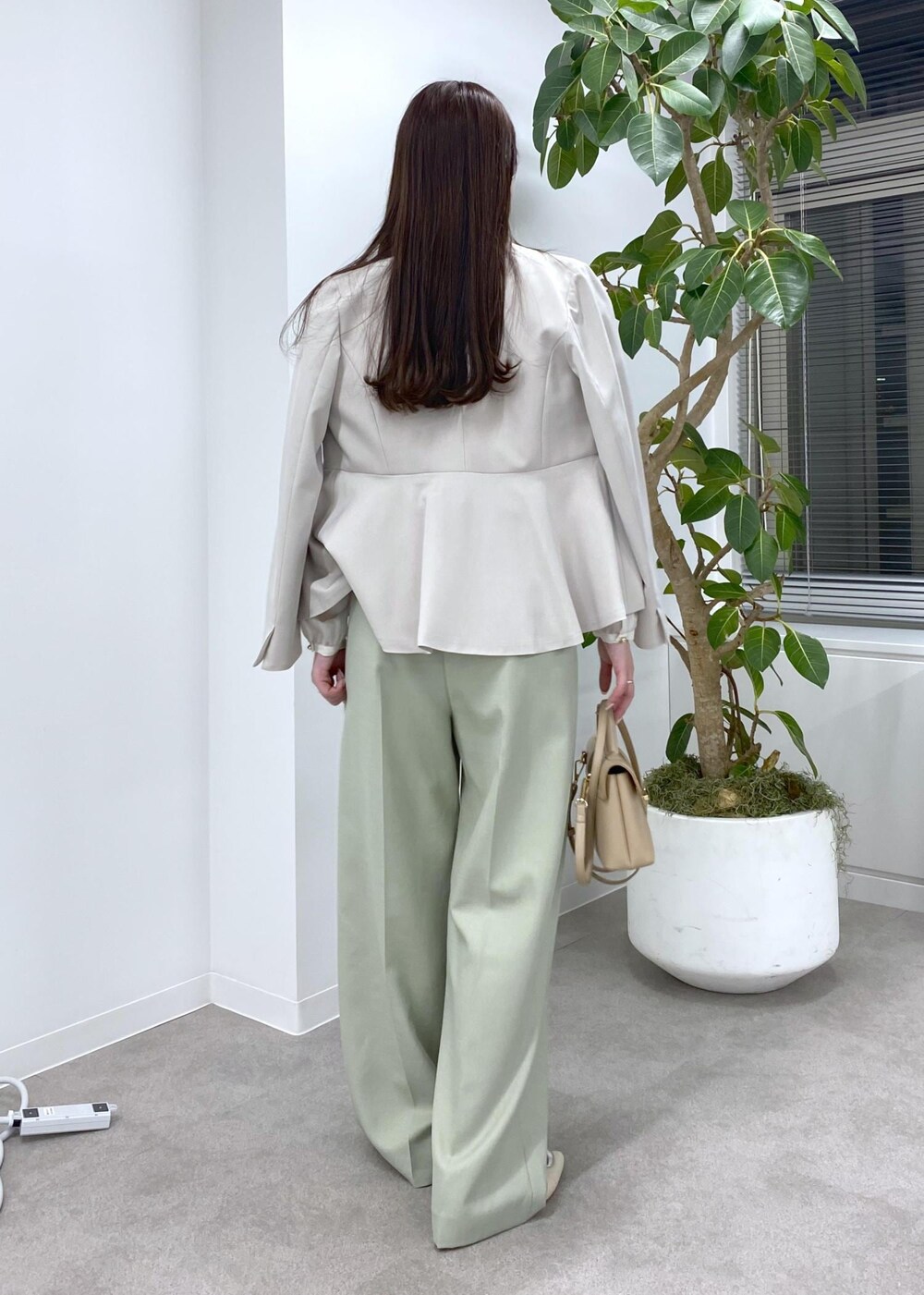 「骨格ウェーブ、身長158cm、初春コーデ、春コーデ、入学式コーデ、入園式コーデ、デートコーデ、女子会コーデ、パンツスタイル、フェミニンコーデ、きれいめコーデ、VIS、ウェーブ、ブルべ夏、乾燥」｜「VISの【新色追加】ひねり金具ワンハンドルミニショルダーバッグ【2WAY（ショルダーバッグ、ベージュ系）」を使った、minary1005さん（レディース・158cm）の冬コーディネートの7枚目の写真