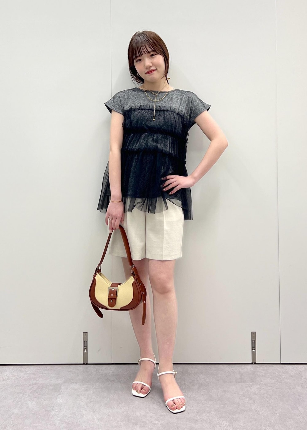 「チュールトップス、トップス、チュール、グレー、ブラック、ブラウン、バッグ、ショルダー、ショートパンツ、ベージュ、サンダル、ストラップサンダル、24ss夏の新作、デザインTOPS、VIS」｜「Juzeのストラップヒールサンダル（サンダル、ホワイト系）」を使った、minary1005さん（レディース・158cm）の夏コーディネートの2枚目の写真