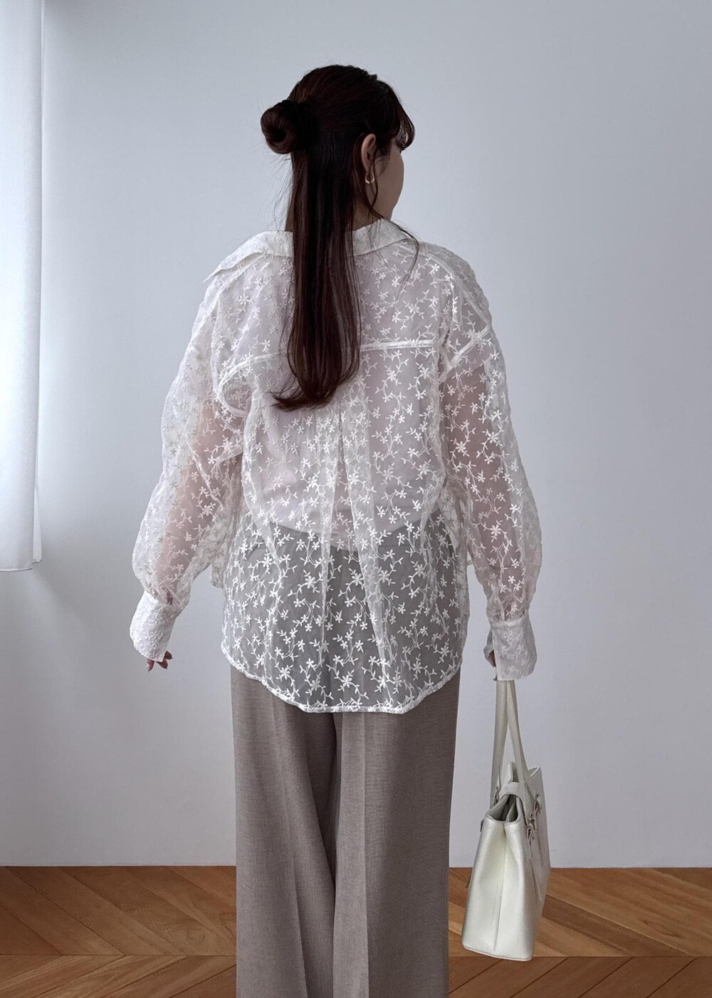 ブラック系のサンダル、ホワイト系のシャツ/ブラウス、ピンク系のTシャツ/カットソーを着用したレディースの春コーディネートの8枚目の写真