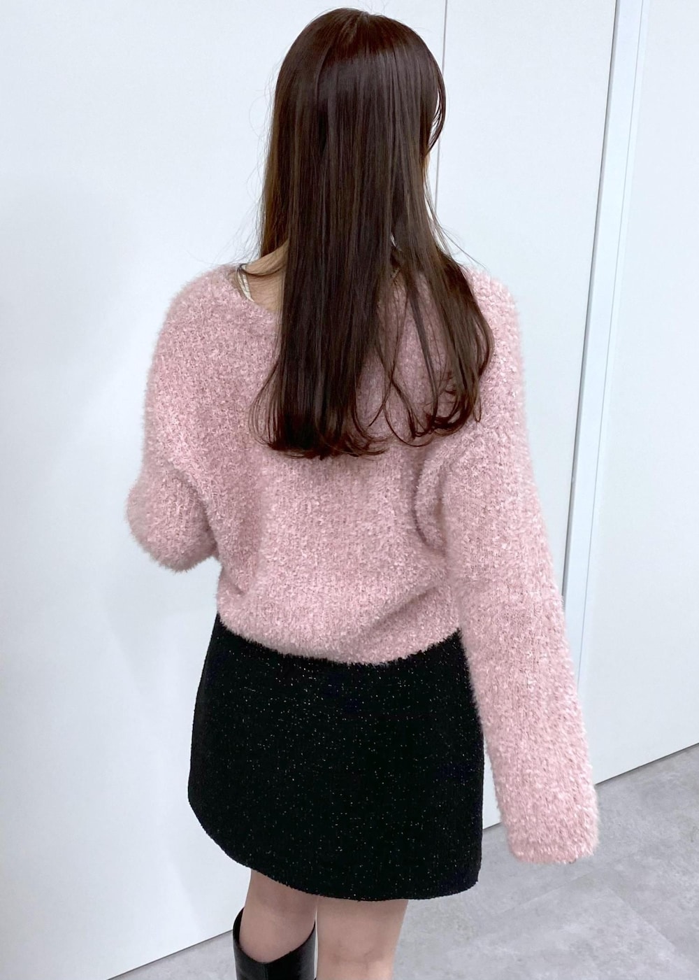 ホワイト系のキャミソール、ブラック系のブーツ、ブラック系のスカートを着用したレディースの冬コーディネートの5枚目の写真