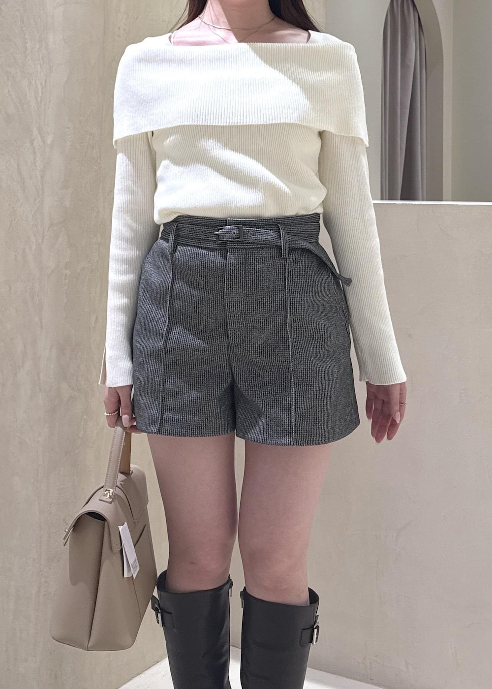 ベージュ系のハンドバッグ、ホワイト系のニット/セーター、グレー系のその他アウターを着用したレディースの秋コーディネートの4枚目の写真