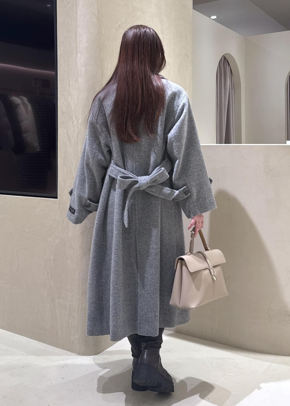 ベージュ系のハンドバッグ、ホワイト系のニット/セーター、グレー系のその他アウターを着用したレディースの秋コーディネートの9枚目の写真