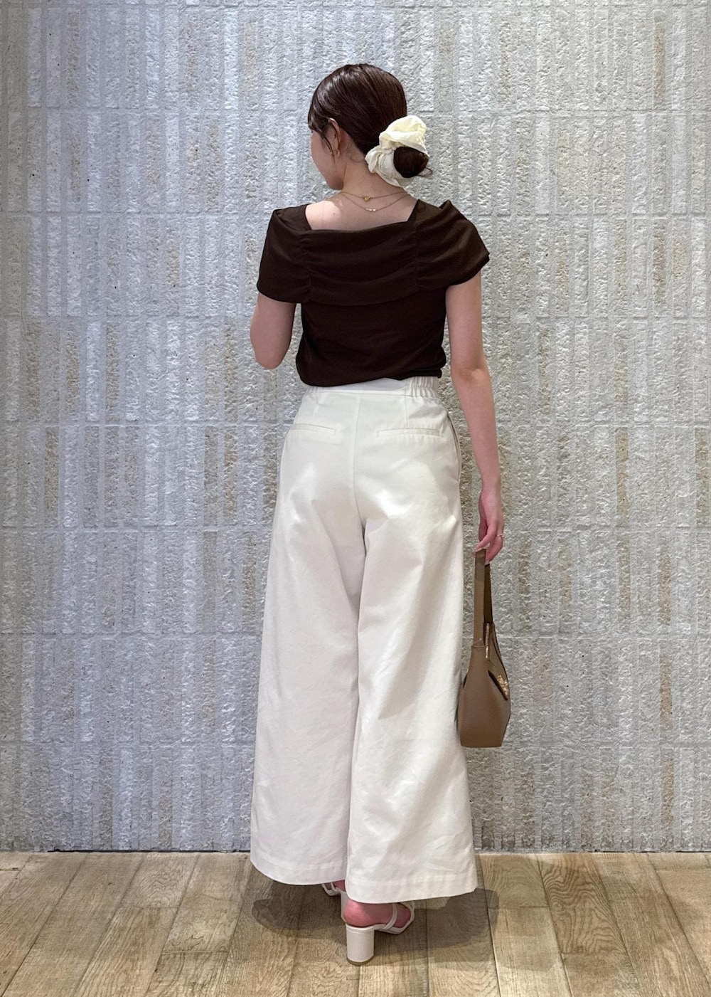 「骨格ウェーブ、身長158cm、夏コーデ、デートコーデ、お出かけコーデ、旅行コーデ、大人カジュアル、ヘルシーコーデ、フェミニンコーデ、きれいめコーデ、VIS、ウェーブ、ブルべ夏、乾燥、トップス」｜「Juzeのメタルヒールサンダル（サンダル、ホワイト系）」を使った、minary1005さん（レディース・158cm）の夏コーディネートの7枚目の写真