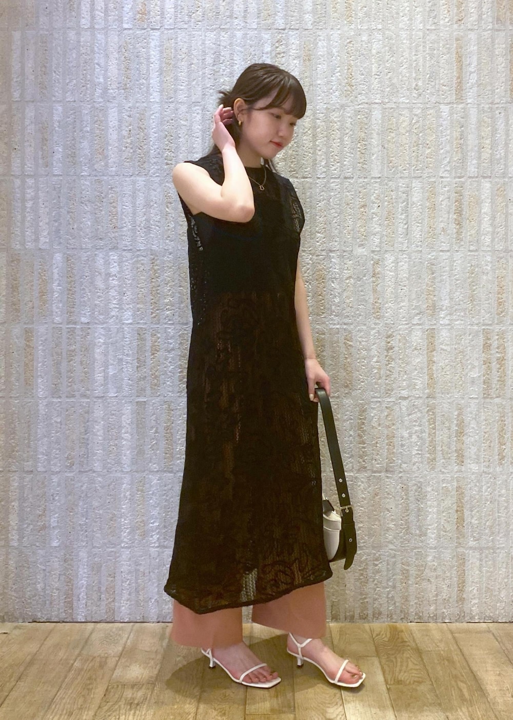 「コード刺繍、カップ付きインナー、ブラック、ホワイト、ハンドバッグ、レース、シアー、刺繍、ヒール、ストラップ、ストラップサンダル、初夏コーデ、夏コーデ、お仕事コーデ、デートコーデ」｜「Juzeのストラップヒールサンダル（サンダル、グリーン系）」を使った、minary1005さん（レディース・158cm）の夏コーディネートの2枚目の写真