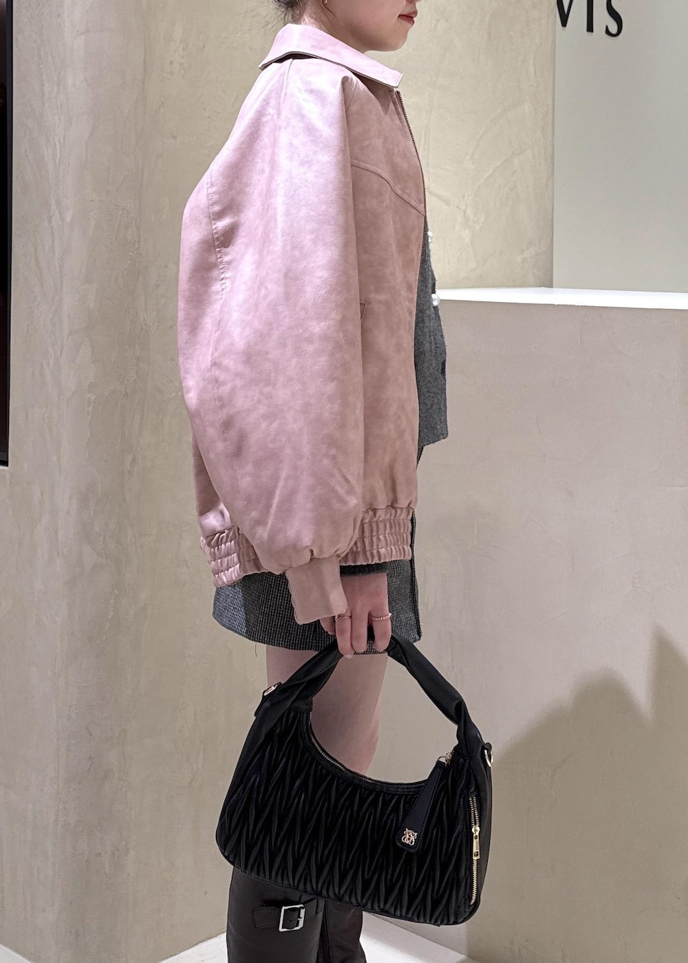 ブラウン系のブーツ、グレー系のカーディガン/ボレロ、ピンク系のブルゾンを着用したレディースの秋コーディネートの4枚目の写真