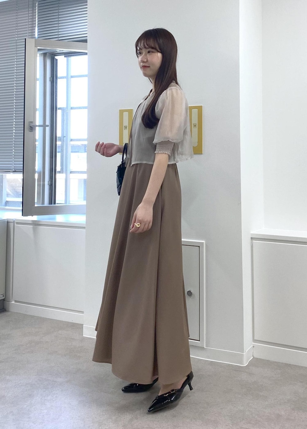 「春コーデ、夏コーデ、秋コーデ、セレモニーコーデ、結婚式コーデ、デートコーデ、お出かけコーデ、女子会コーデ、フェミニンコーデ、きれいめコーデ、VIS、ウェーブ、ブルべ夏、乾燥、ワンピース」｜「VISの【2WAY】変形ひねりキルティングミニショルダーバッグ（ショルダーバッグ、ブラック系）」を使った、minary1005さん（レディース・158cm）の春コーディネートの5枚目の写真