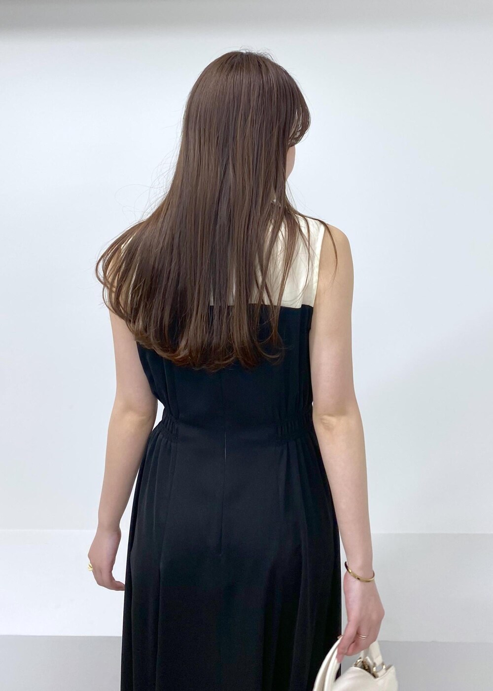 「ドレス、身長158cm、骨格ウェーブ、春コーデ、夏コーデ、セレモニーコーデ、結婚式コーデ、デートコーデ、ヘルシーコーデ、フェミニンコーデ、VIS、ウェーブ、ブルべ夏、乾燥、ワンピース」｜「VISの【2WAY】変形ひねりキルティングミニショルダーバッグ（ショルダーバッグ、ホワイト系）」を使った、minary1005さん（レディース・158cm）の春コーディネートの6枚目の写真