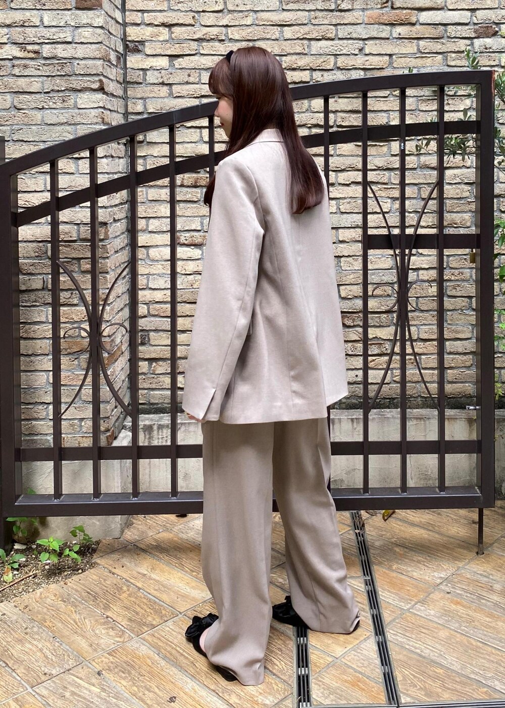 ブラック系のサンダル、ホワイト系のショルダーバッグ、ブラック系のニット/セーターを着用したレディースの秋コーディネートの7枚目の写真