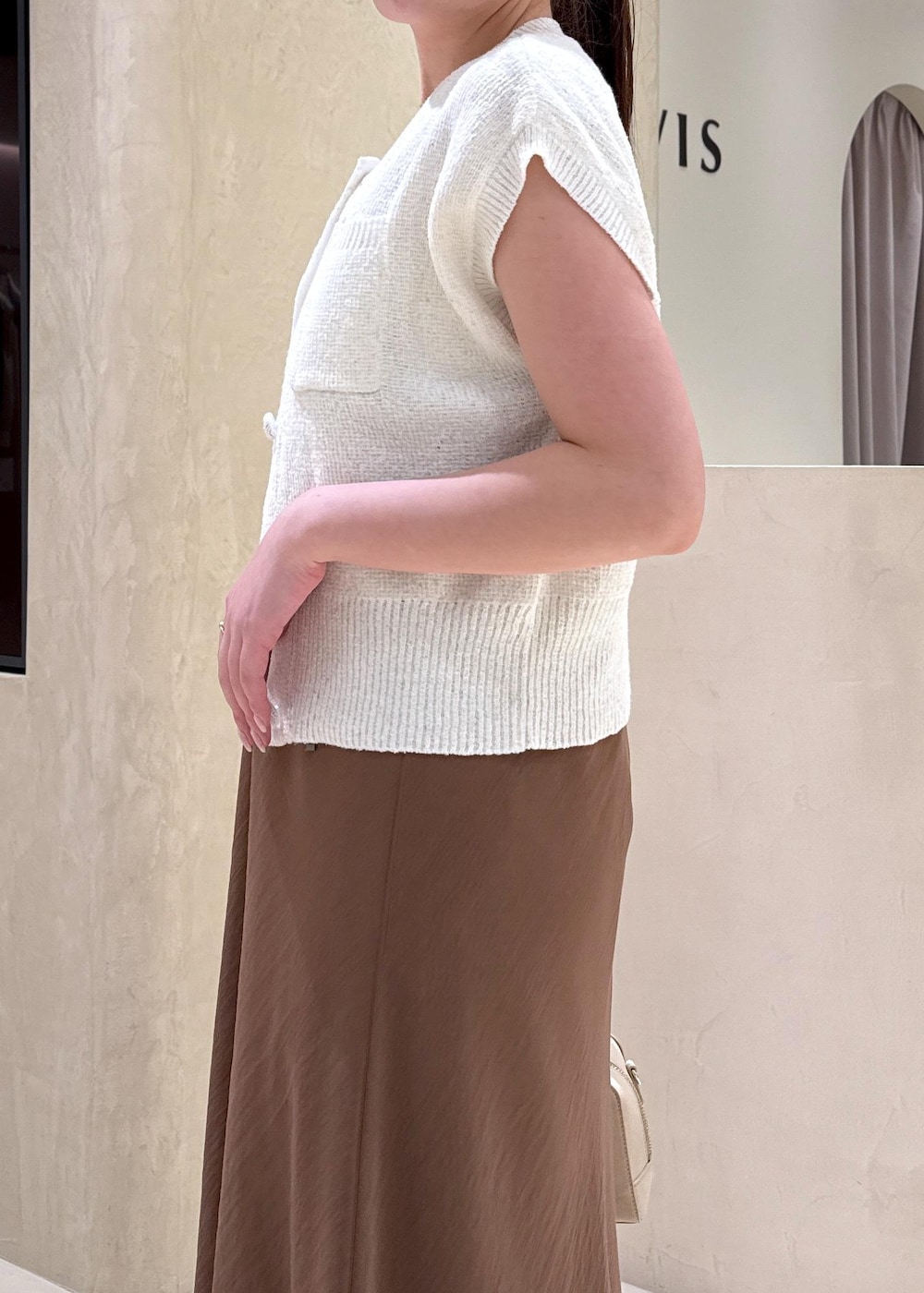 ホワイト系のキャミソール、ブラウン系のワンピース、ホワイト系のカーディガン/ボレロを着用したレディースの夏コーディネートの4枚目の写真