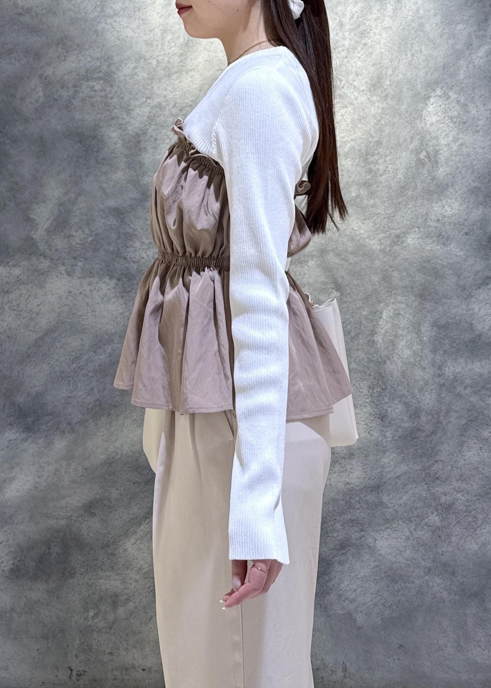 ベージュ系のその他パンツ、ブラック系のパンプス、ベージュ系のニット/セーターを着用したレディースの春コーディネートの4枚目の写真