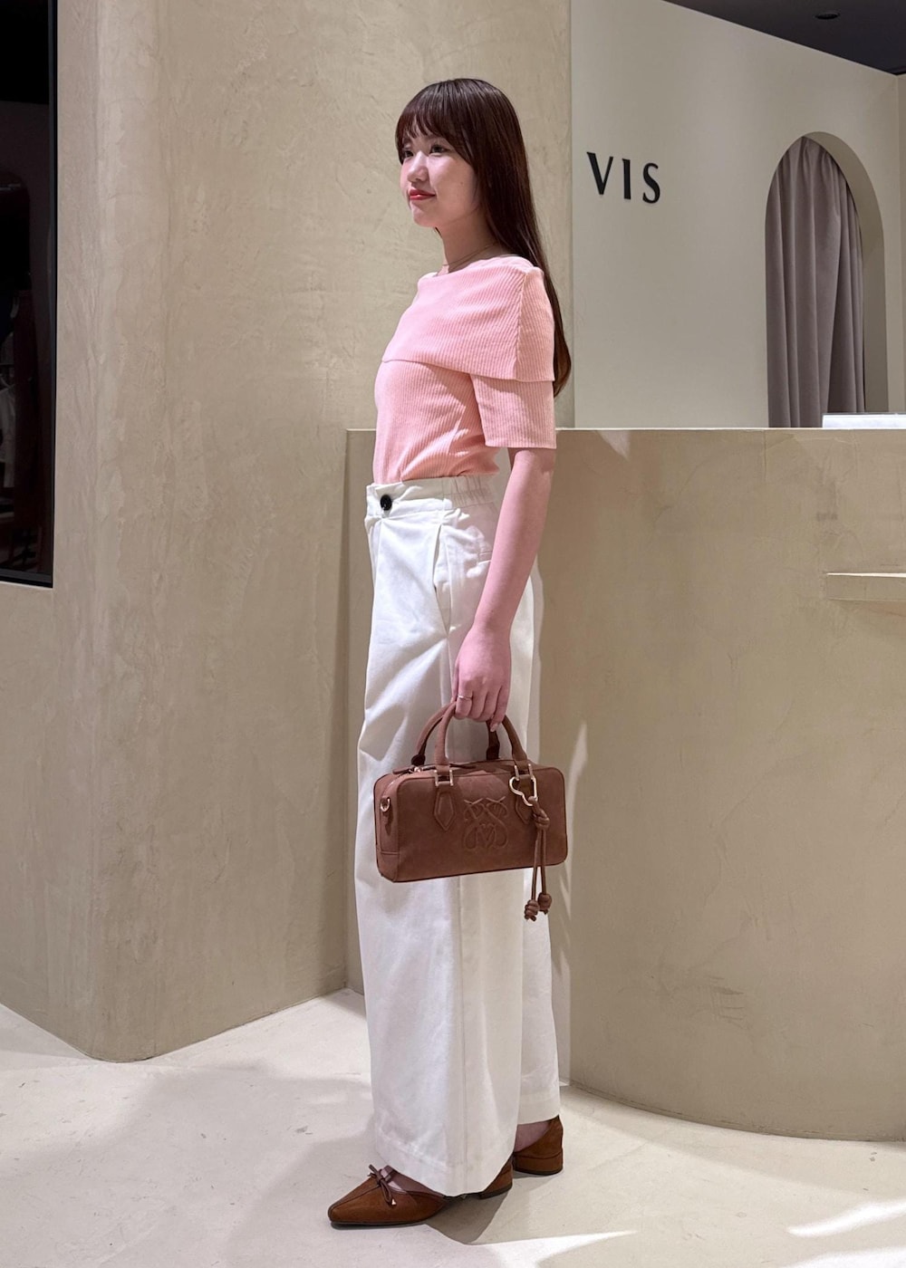 「骨格ウェーブ、身長158cm、夏コーデ、初秋コーデ、デートコーデ、お出かけコーデ、パンツスタイル、ヘルシーコーデ、きれいめコーデ、VIS、ウェーブ、ブルべ夏、乾燥、トップス、ニット/セーター」｜「VISの【夏トク価格/店頭人気】【アンチピリング/UVケア/洗える】オフショルハーフスリーブニット（ニット/セーター、ピンク系）」を使った、minary1005さん（レディース・158cm）の夏コーディネートの5枚目の写真