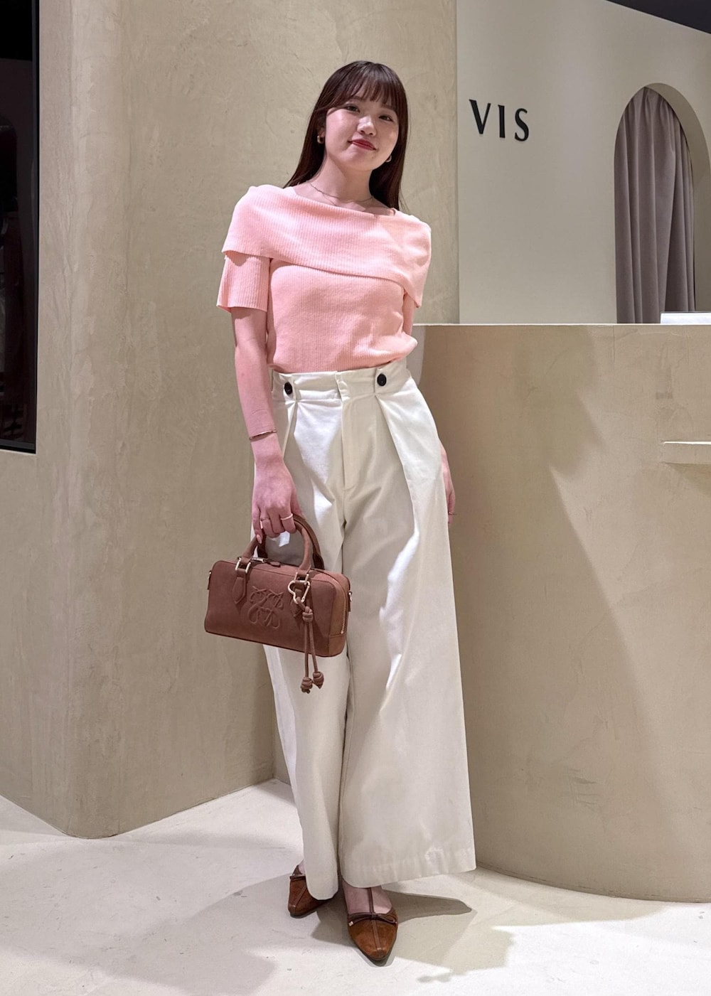 「骨格ウェーブ、身長158cm、夏コーデ、初秋コーデ、デートコーデ、お出かけコーデ、パンツスタイル、ヘルシーコーデ、きれいめコーデ、VIS、ウェーブ、ブルべ夏、乾燥、トップス、ニット/セーター」｜「VISの【夏トク価格/店頭人気】【アンチピリング/UVケア/洗える】オフショルハーフスリーブニット（ニット/セーター、ピンク系）」を使った、minary1005さん（レディース・158cm）の夏コーディネートの2枚目の写真
