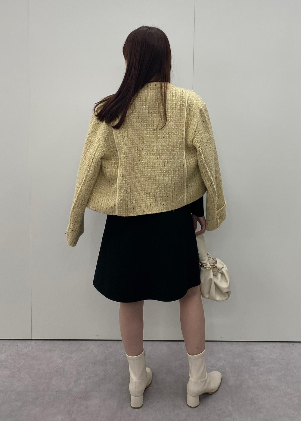 「ホワイト、ベージュ、巾着、アイボリー、ニット、ジャケット、イエロー、ブラック、ヒール、ショートブーツ、ショート、初秋コーデ、秋コーデ、初冬コーデ、デートコーデ」｜「VISの【選べる着丈】カップ付きロゴ刺繍Wストラップキャミソール【洗える】（キャミソール、ホワイト系）」を使った、minary1005さん（レディース・158cm）の秋コーディネートの7枚目の写真