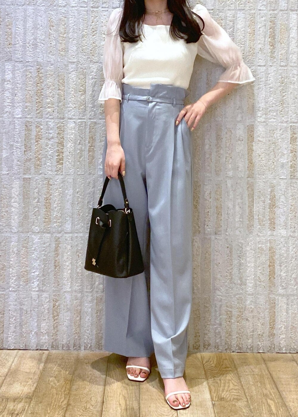 ホワイト系のサンダル、ブルー系のスラックス、ホワイト系のTシャツ/カットソーを着用したレディースの夏コーディネートの3枚目の写真