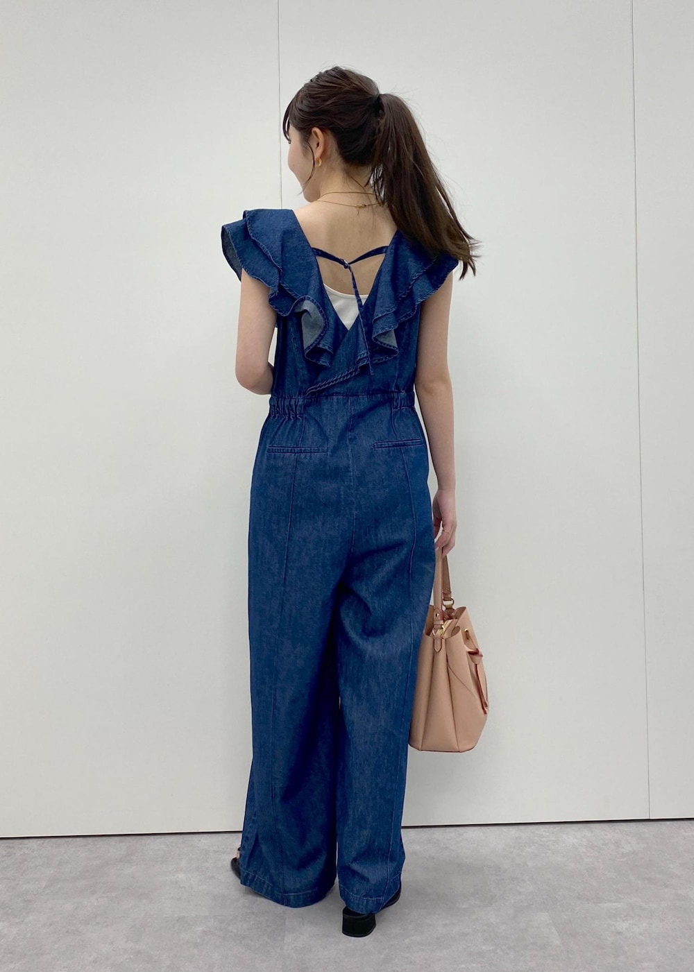 「ハートバッグ、パンツ、24ss夏の新作、フリル、リボンサンダル、ショルダーバッグ、ハンドバッグ、レザー、レザーバッグ、ブルー、デニム、ワイド、オールインワン、サロペット、ブラック」｜「VISの【洗える】カップ付きバックオープンキャミソール（キャミソール、ホワイト系）」を使った、minary1005さん（レディース・158cm）の夏コーディネートの5枚目の写真