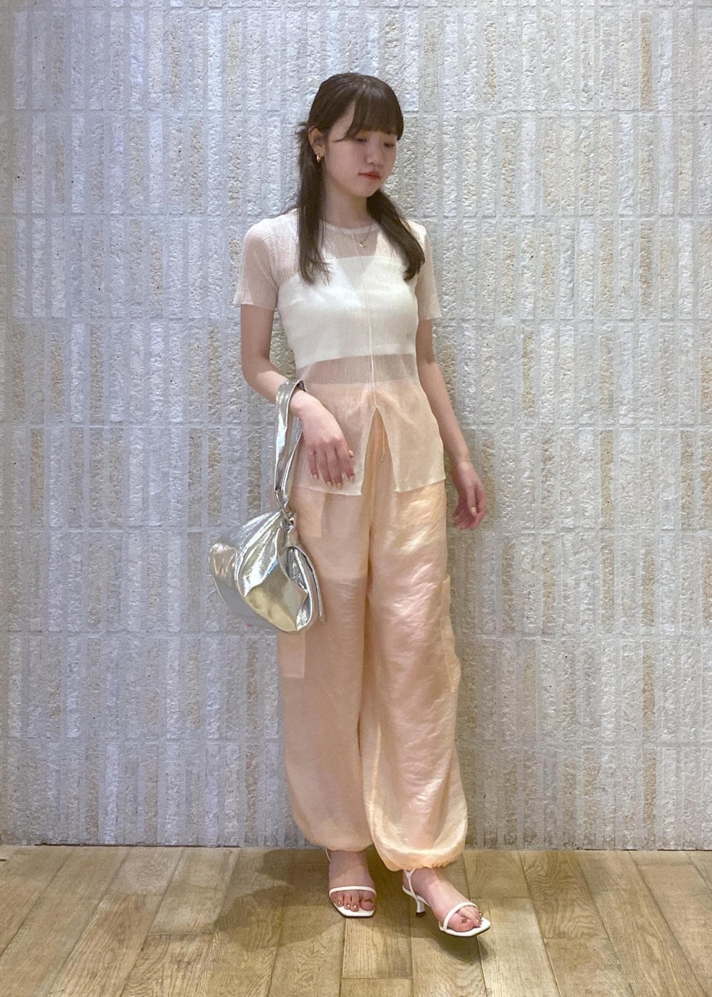 「インナー、24ss夏の新作、ホワイト、ショルダーバッグ、プルオーバー、リボン、ピンク、ヒール、ストラップ、ストラップサンダル、初夏コーデ、夏コーデ、デートコーデ、お出かけコーデ、旅行コーデ」｜「VISの【2WAY】変形リングワンショルダーバッグ（ハンドバッグ、シルバー系）」を使った、minary1005さん（レディース・158cm）の夏コーディネートの2枚目の写真