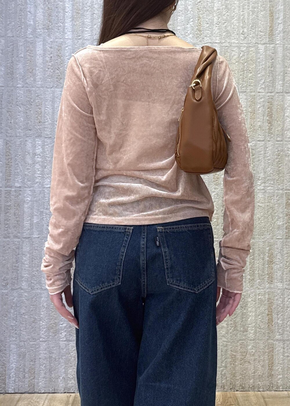 イエロー系のパンプス、ブラウン系のハンドバッグ、ピンク系のカーディガン/ボレロを着用したレディースの秋コーディネートの6枚目の写真