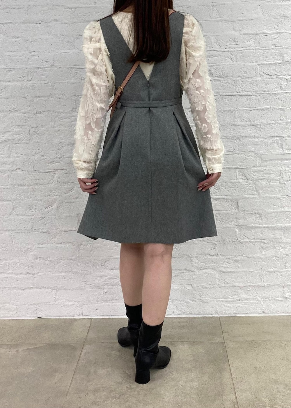 「ガーリー、身長158cm、骨格ウェーブ、フリンジ、秋コーデ、デートコーデ、お出かけコーデ、女子会コーデ、スカートスタイル、フェミニンコーデ、VIS、ウェーブ、ブルべ夏、乾燥、トップス」｜「VISの【選べる着丈】カップ付きロゴ刺繍Wストラップキャミソール【洗える】（キャミソール、ホワイト系）」を使った、minary1005さん（レディース・158cm）の秋コーディネートの6枚目の写真