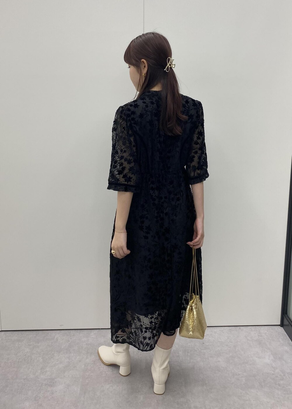 「初春コーデ、春コーデ、初秋コーデ、秋コーデ、セレモニーコーデ、結婚式コーデ、卒業式コーデ、デートコーデ、お出かけコーデ、女子会コーデ、フェミニンコーデ、きれいめコーデ、VIS、ウェーブ、ブルべ夏」｜「VISのメタルメッシュ巾着ショルダーバッグ（ショルダーバッグ、ゴールド系）」を使った、minary1005さん（レディース・158cm）の秋コーディネートの4枚目の写真
