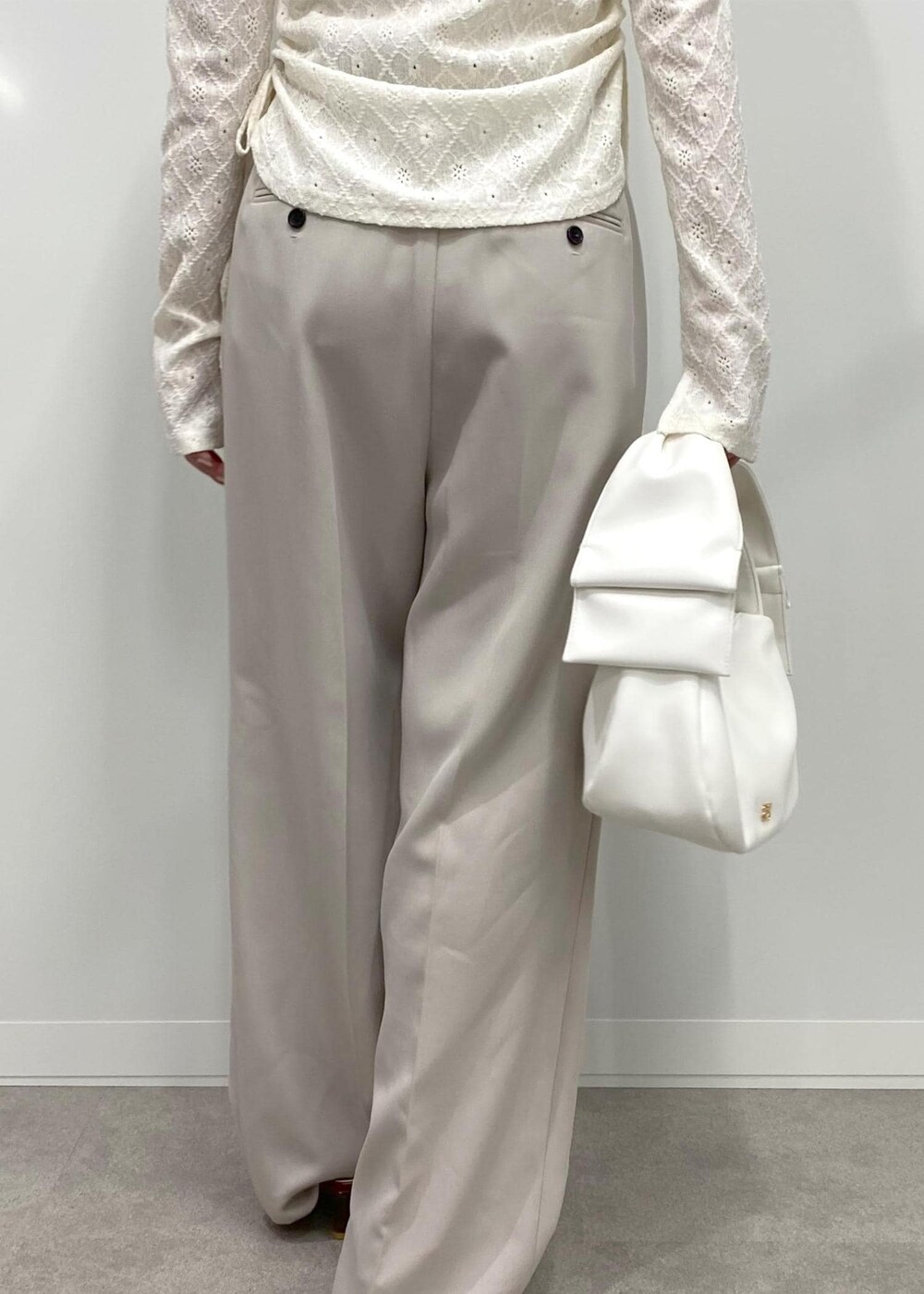 ブラウン系のパンプス、ホワイト系のキャミソール、ホワイト系のカーディガン/ボレロを着用したレディースの冬コーディネートの5枚目の写真