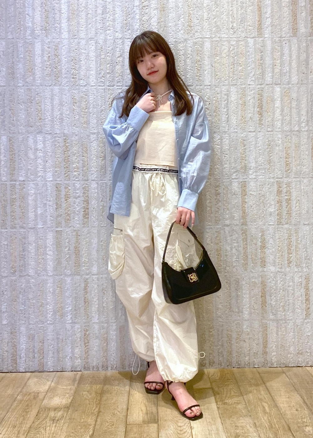 「骨格ウェーブ、ブルベ、カーゴパンツ、シアーシャツ、カップ付きキャミソール、ブラック、ハンドバッグ、ミニ、ショルダー、ワンハンドル、長袖、シャツ、ライトブルー、ホワイト、パンツ」｜「VISのパールリボントップネックレス（ネックレス、ゴールド系）」を使った、minary1005さん（レディース・158cm）の夏コーディネートの2枚目の写真