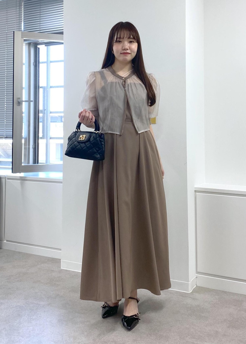 「春コーデ、夏コーデ、秋コーデ、セレモニーコーデ、結婚式コーデ、デートコーデ、お出かけコーデ、女子会コーデ、フェミニンコーデ、きれいめコーデ、VIS、ウェーブ、ブルべ夏、乾燥、ワンピース」｜「VISの【2WAY】変形ひねりキルティングミニショルダーバッグ（ショルダーバッグ、ブラック系）」を使った、minary1005さん（レディース・158cm）の春コーディネートの2枚目の写真