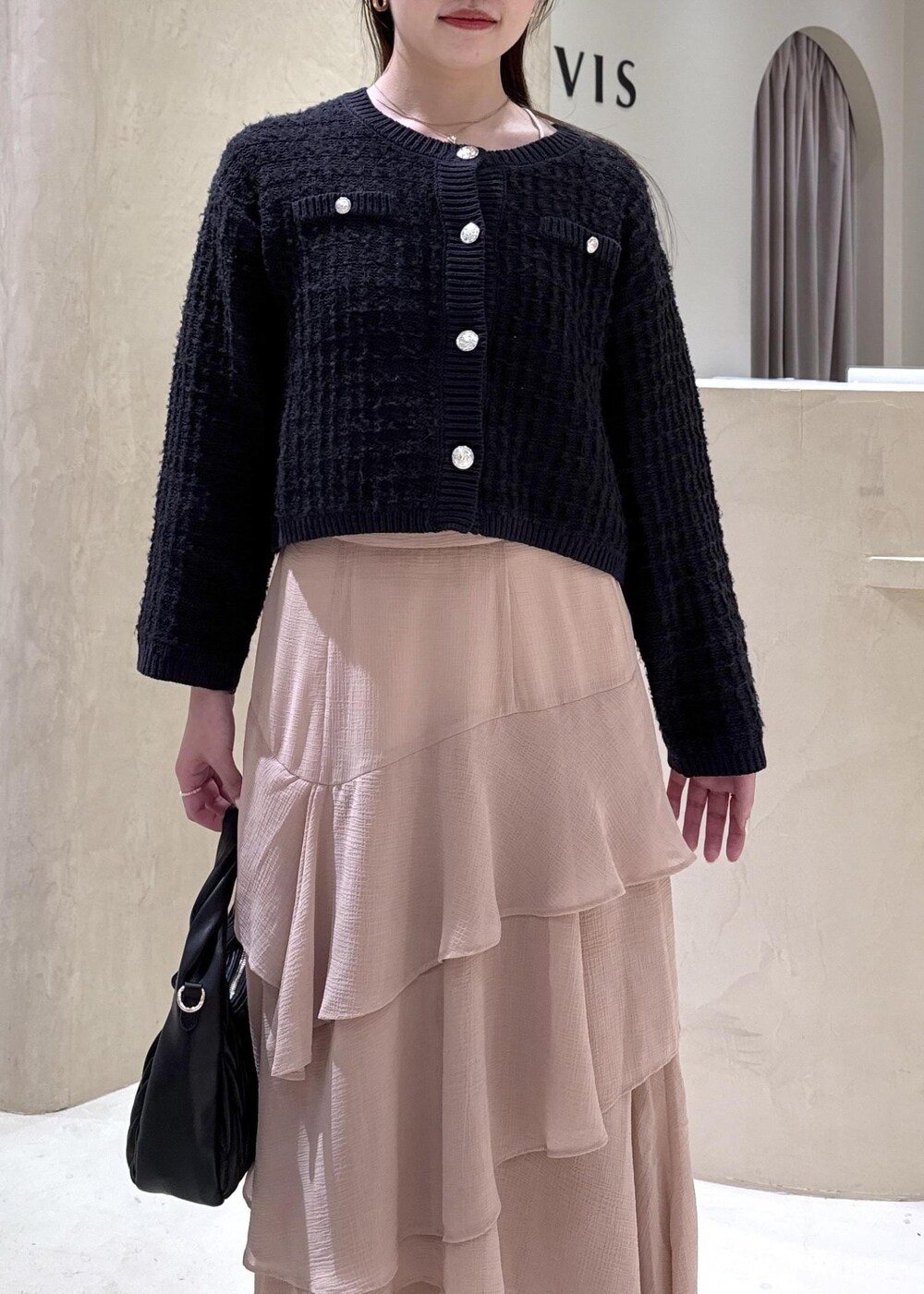 ホワイト系のキャミソール、ブラック系のパンプス、ブラック系のハンドバッグを着用したレディースの秋コーディネートの3枚目の写真