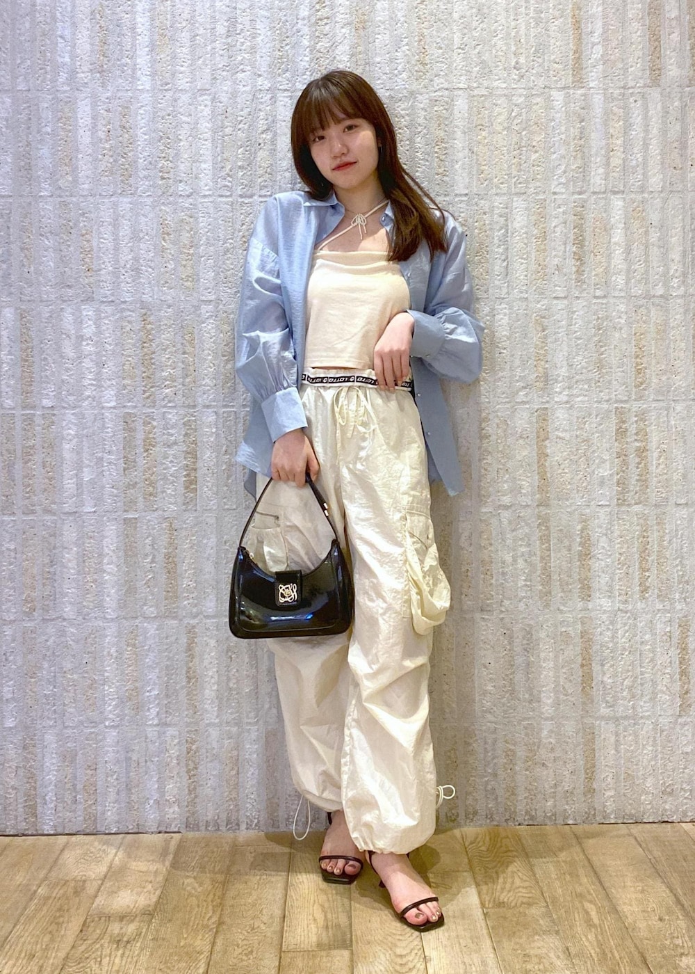 「骨格ウェーブ、ブルベ、カーゴパンツ、シアーシャツ、カップ付きキャミソール、ブラック、ハンドバッグ、ミニ、ショルダー、ワンハンドル、長袖、シャツ、ライトブルー、ホワイト、パンツ」｜「VISのパールリボントップネックレス（ネックレス、ゴールド系）」を使った、minary1005さん（レディース・158cm）の夏コーディネートの3枚目の写真