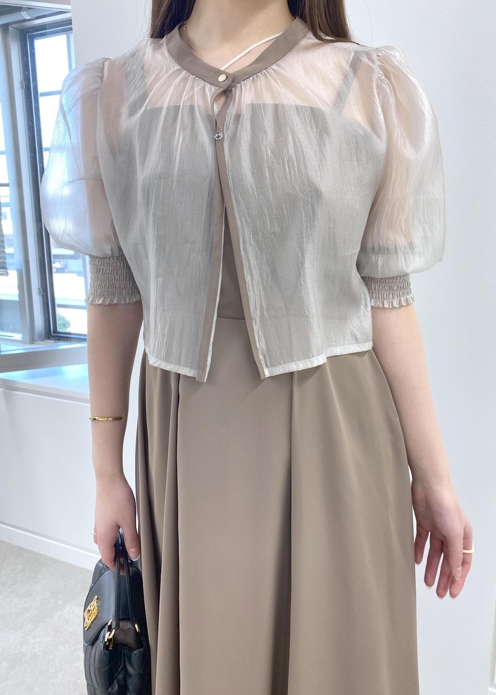 「春コーデ、夏コーデ、秋コーデ、セレモニーコーデ、結婚式コーデ、デートコーデ、お出かけコーデ、女子会コーデ、フェミニンコーデ、きれいめコーデ、VIS、ウェーブ、ブルべ夏、乾燥、ワンピース」｜「VISの【2WAY】変形ひねりキルティングミニショルダーバッグ（ショルダーバッグ、ブラック系）」を使った、minary1005さん（レディース・158cm）の春コーディネートの6枚目の写真