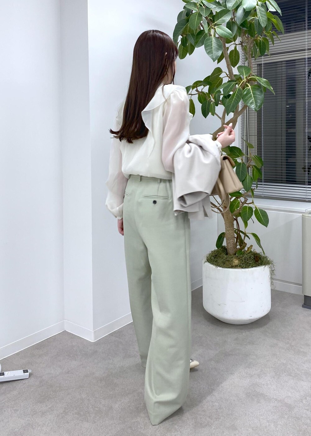 「骨格ウェーブ、身長158cm、初春コーデ、春コーデ、入学式コーデ、入園式コーデ、デートコーデ、女子会コーデ、パンツスタイル、フェミニンコーデ、きれいめコーデ、VIS、ウェーブ、ブルべ夏、乾燥」｜「VISの【新色追加】ひねり金具ワンハンドルミニショルダーバッグ【2WAY（ショルダーバッグ、ベージュ系）」を使った、minary1005さん（レディース・158cm）の冬コーディネートの5枚目の写真