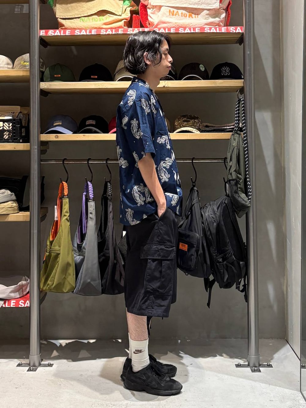 ブラック系のカーゴパンツ、ブルー系のシャツ/ブラウス、その他のブレスレットを着用したメンズの夏コーディネートの2枚目の写真
