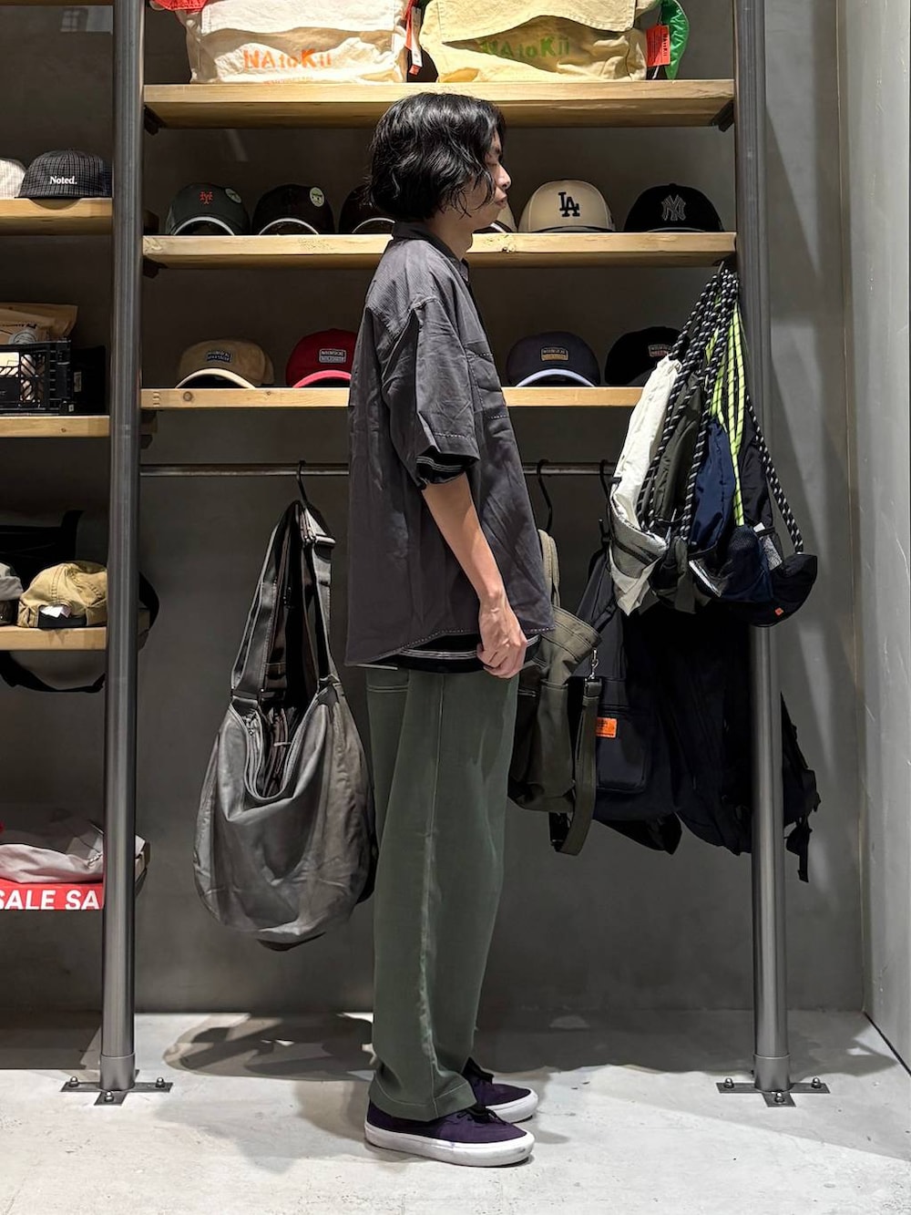 ブラック系のTシャツ/カットソー、グリーン系のその他パンツ、グレー系のシャツ/ブラウスを着用したメンズの夏コーディネートの2枚目の写真