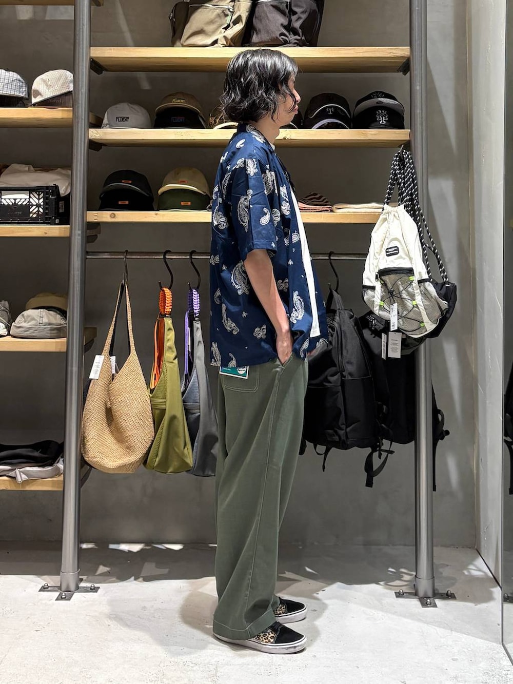 ホワイト系のTシャツ/カットソー、ブルー系のシャツ/ブラウス、グリーン系のその他パンツを着用したメンズの夏コーディネートの2枚目の写真