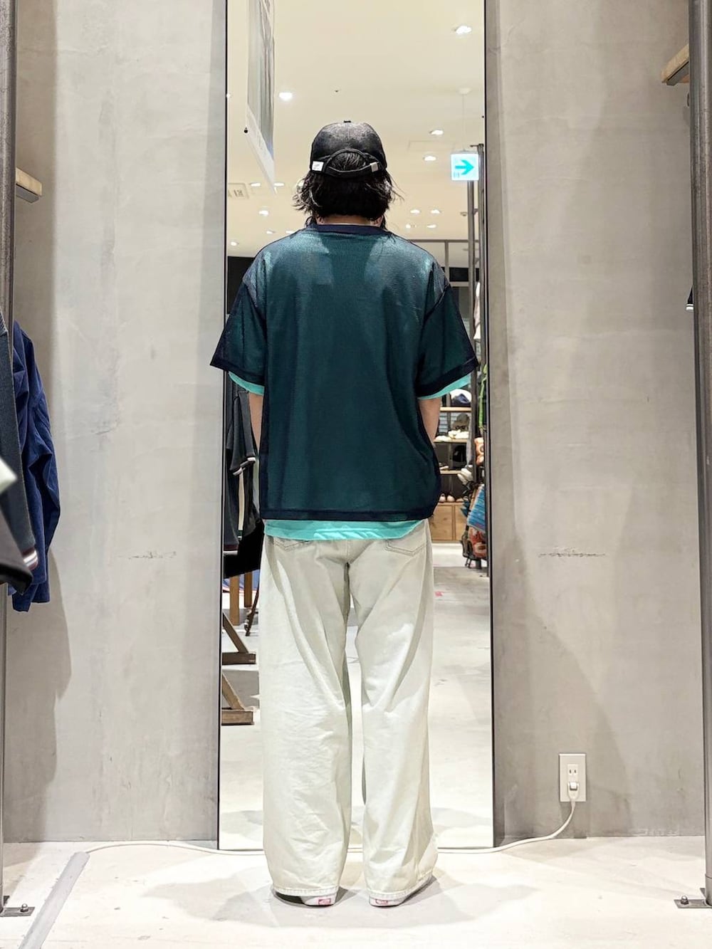 ブルー系のデニムパンツ、ブルー系のTシャツ/カットソー、ブラック系のキャップを着用したメンズの春コーディネートの3枚目の写真