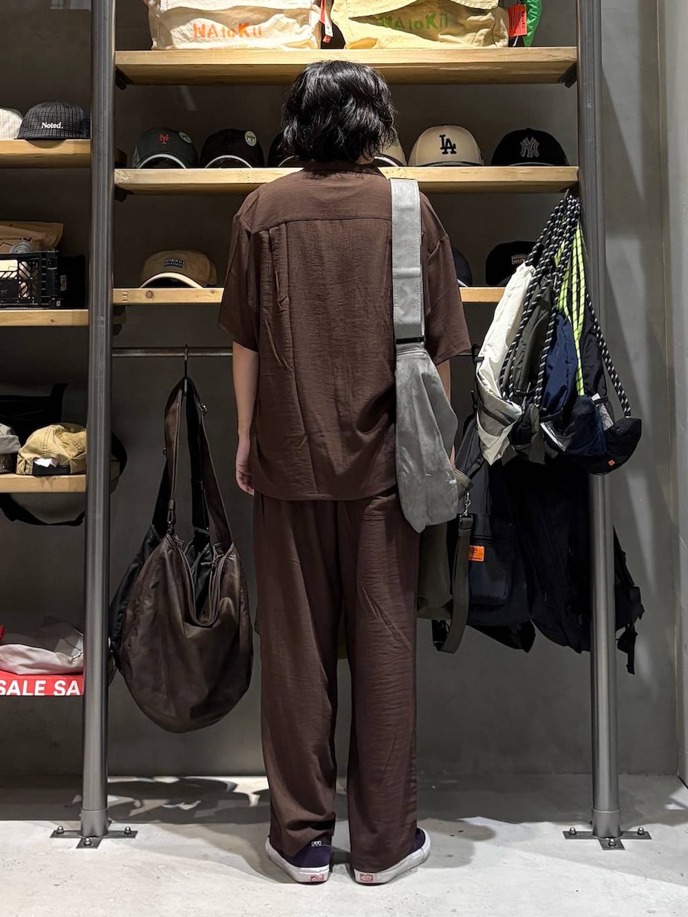 グレー系のショルダーバッグ、ブラウン系のその他パンツ、ブラウン系のシャツ/ブラウスを着用したメンズの夏コーディネートの3枚目の写真