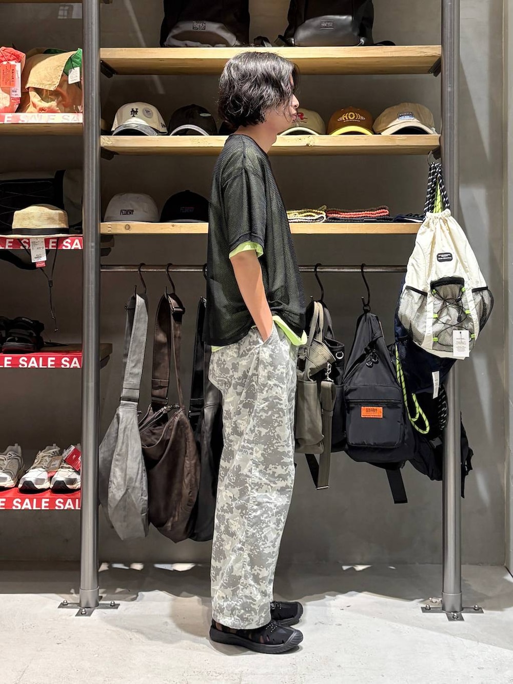 その他のその他パンツ、ブラック系のTシャツ/カットソー、ブラック系のサンダルを着用したメンズの夏コーディネートの2枚目の写真