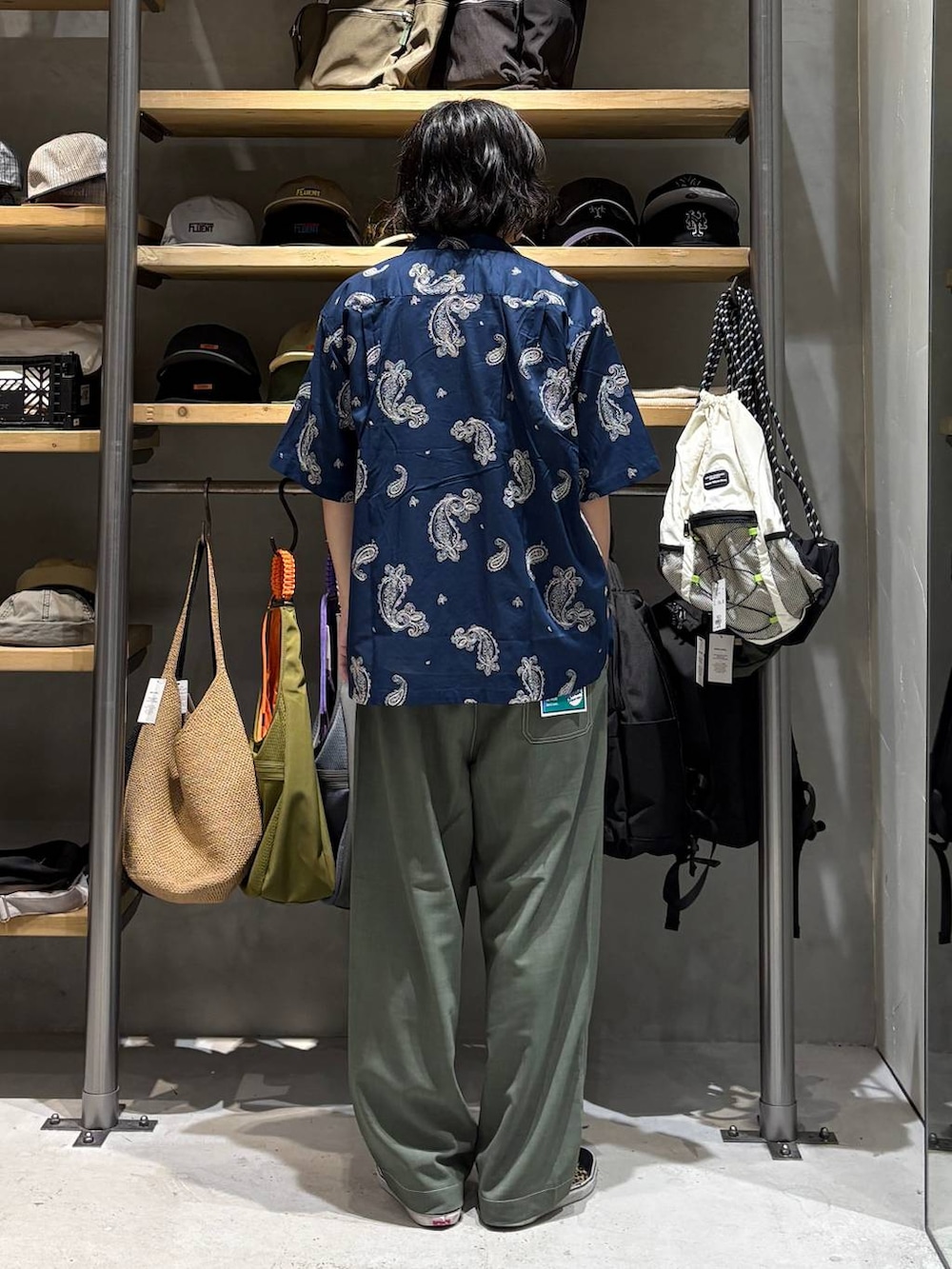 ホワイト系のTシャツ/カットソー、ブルー系のシャツ/ブラウス、グリーン系のその他パンツを着用したメンズの夏コーディネートの3枚目の写真