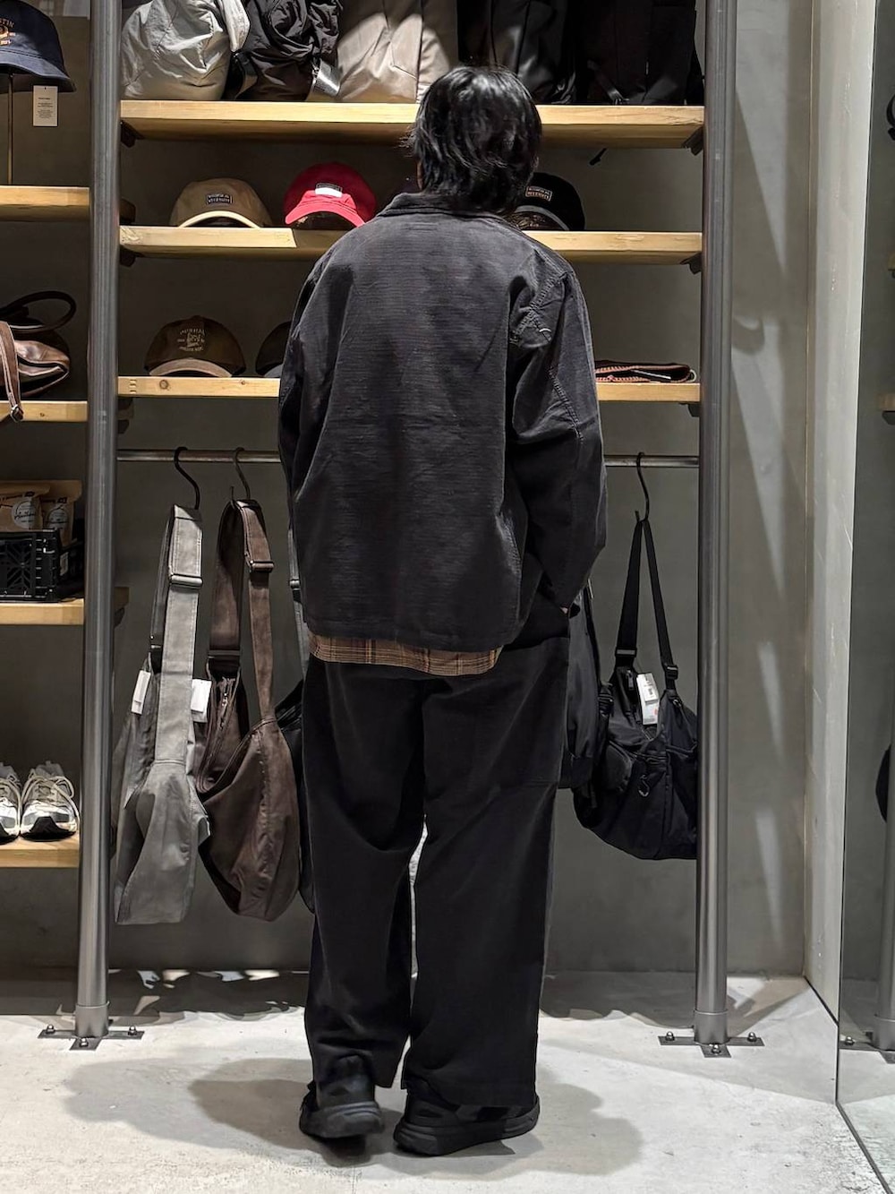 グレー系のその他パンツ、ブラウン系のシャツ/ブラウス、ホワイト系のTシャツ/カットソーを着用したメンズの秋コーディネートの3枚目の写真