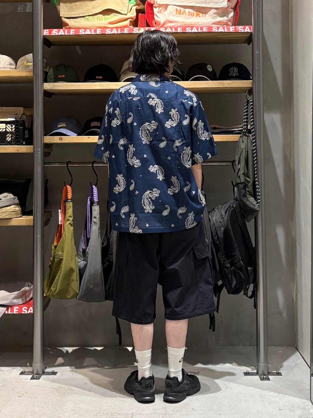 ブラック系のカーゴパンツ、ブルー系のシャツ/ブラウス、その他のブレスレットを着用したメンズの夏コーディネートの3枚目の写真