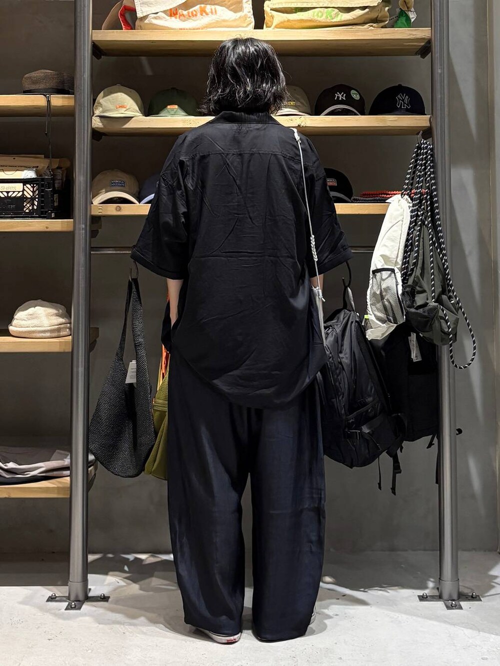 ブラック系のTシャツ/カットソー、シルバー系のショルダーバッグ、ブラック系のシャツ/ブラウスを着用したメンズの夏コーディネートの3枚目の写真