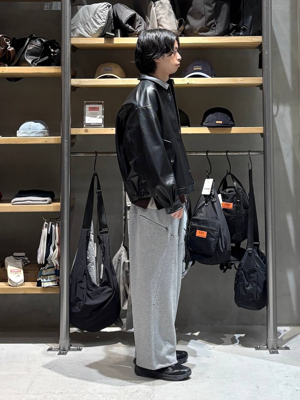 グレー系のブルゾン、グレー系のスウェットパンツ、ブラウン系のスウェットを着用したメンズの秋コーディネートの2枚目の写真