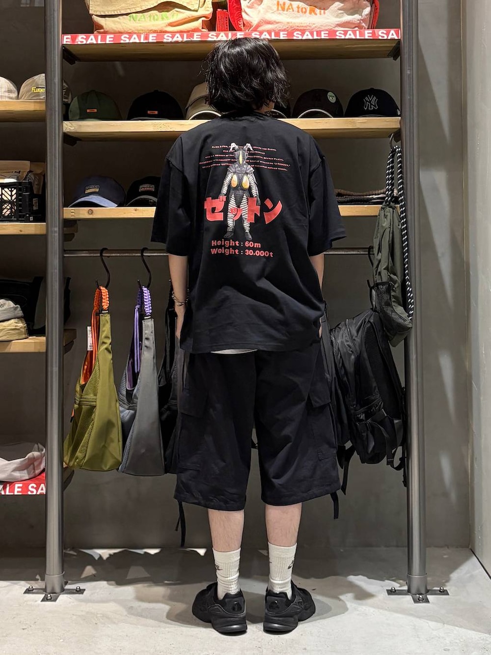 ブラック系のカーゴパンツ、その他のTシャツ/カットソー、その他のサングラスを着用したメンズの夏コーディネートの3枚目の写真