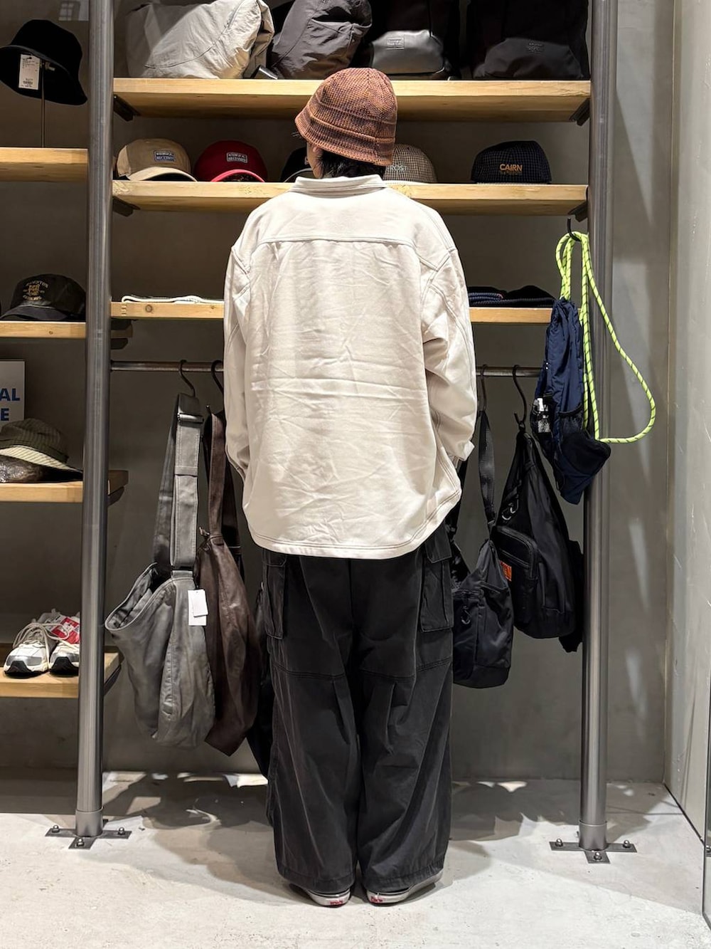 ベージュ系のシャツ/ブラウス、ブラック系のカーゴパンツ、ホワイト系のTシャツ/カットソーを着用したメンズの秋コーディネートの3枚目の写真