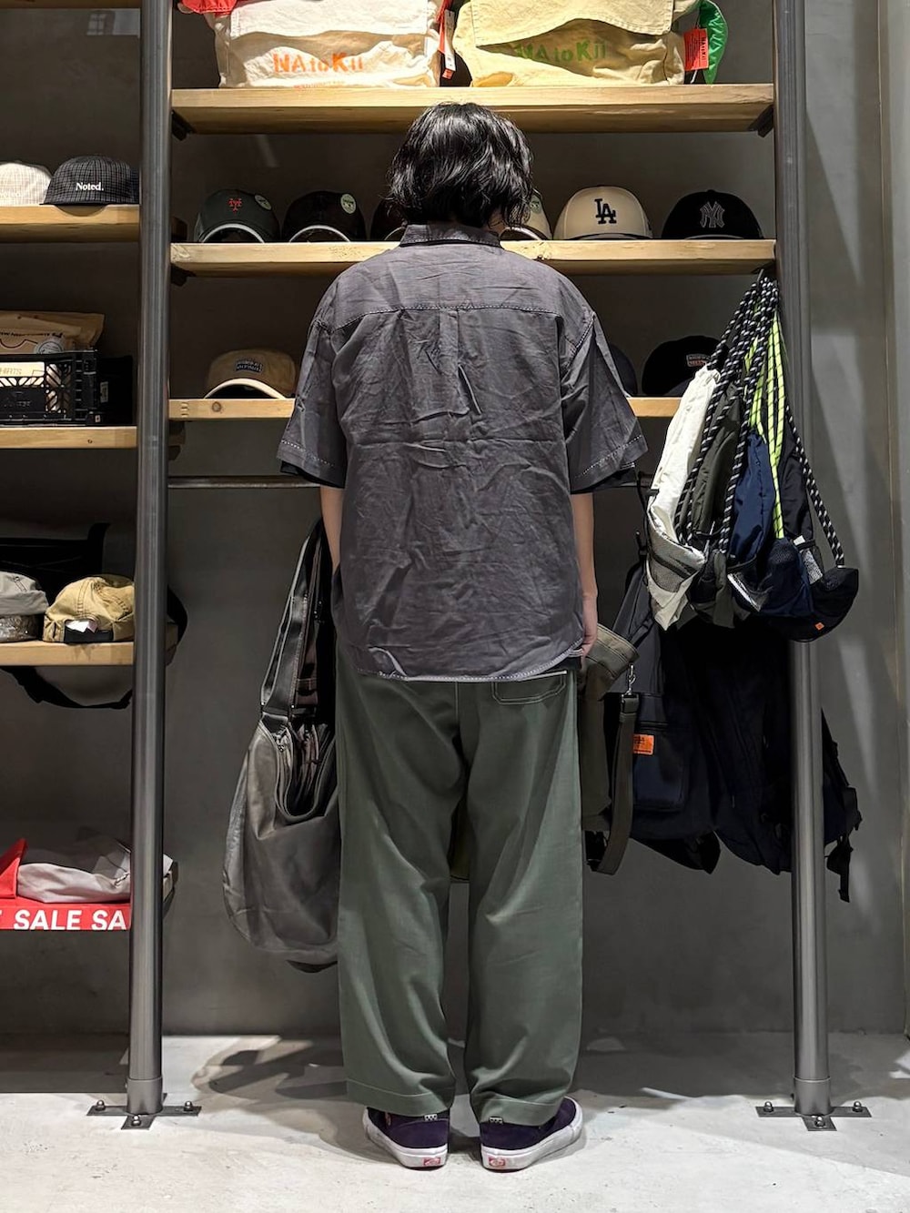 ブラック系のTシャツ/カットソー、グリーン系のその他パンツ、グレー系のシャツ/ブラウスを着用したメンズの夏コーディネートの3枚目の写真