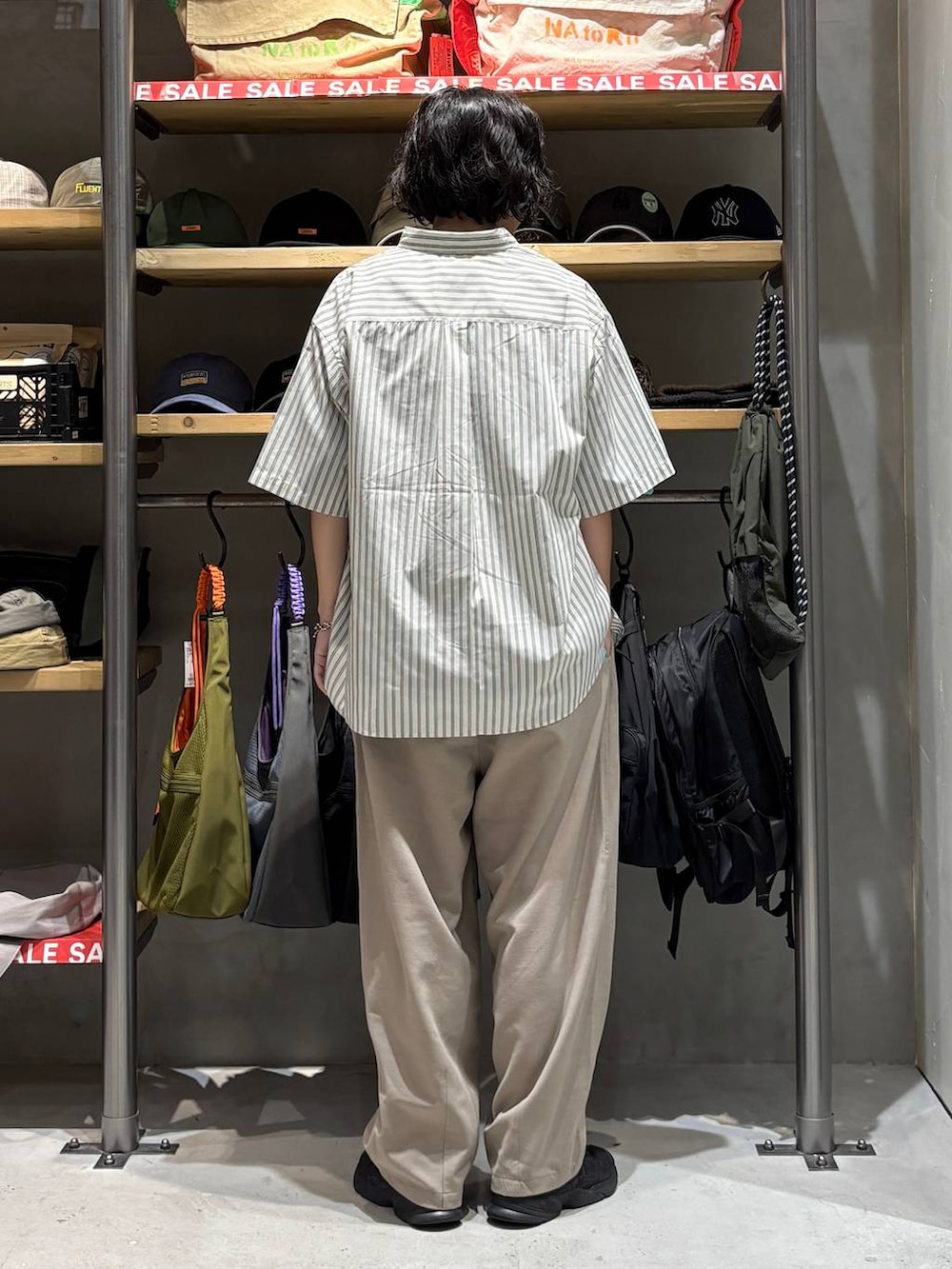 ホワイト系のシャツ/ブラウス、ベージュ系のその他パンツ、ブラック系のTシャツ/カットソーを着用したメンズの夏コーディネートの3枚目の写真